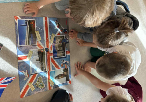 dzieci ogladają na plakacie najważniejsze symbole Wielkiej Brytanii