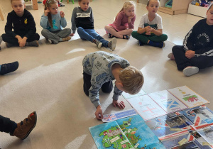 chłopiec jest w środku koła i układa symbole Wielkiej Brytanii