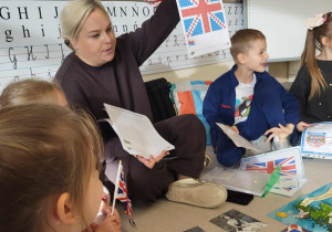nauczycielka pokazuje flage Wielkiej Brytani-Union Jack