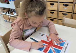 dziewczynka według podanego kodu maluje flagę Wielkiej Brytanii