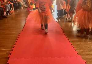 dziewczynka przechodzi przez wybieg