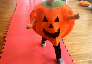 chłopiec w stroju dyni przechodzi po wybiegu