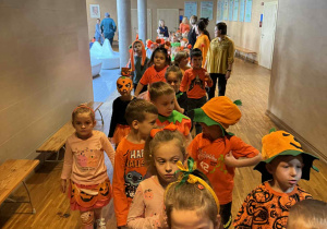 dzieci w korowodzie przechodzą korytarzem ZSPP im. Jana Pawła II w Kleszczowie