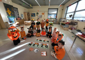 grupowe zdjęcie z okazji święta dyni