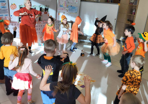 dzieci tańczą do piosenki