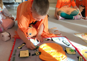 chłopiec układa napis