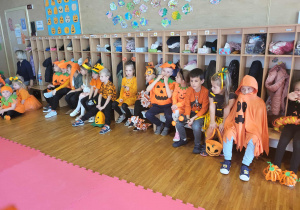 przedszkolaki w oczekiwaniu na pokaz mody