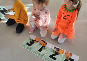 dziewczynki układają napis Dzień dyni