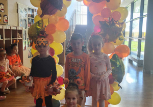 dzieci pozują w fotobudce