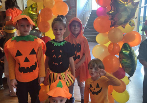 dzieci pozują w fotobudce