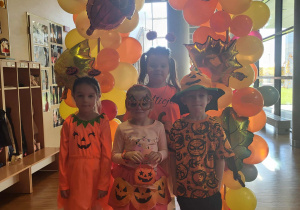 dzieci pozują w fotobudce