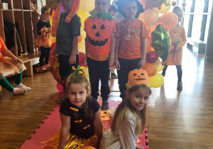 dzieci pozują w fotobudce