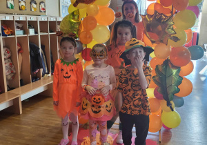 dzieci z panią Ewą pozują w fotobudce