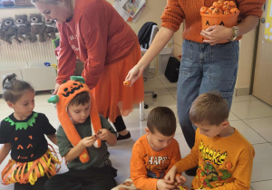 dzieci dostają upominki