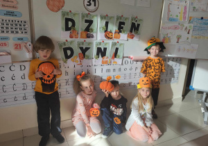 dzieci prezentują swoje stroje