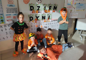 dzieci prezentują swoje stroje