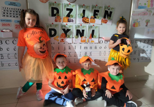 dzieci prezentują swoje stroje