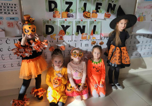 dzieci prezentują swoje stroje