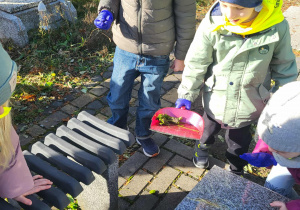 chłopiec zapala znicz