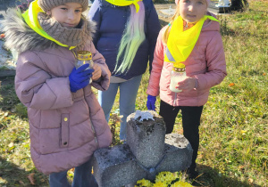 dziewczynki trzymają znicze