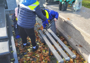 dzieci zbierają liście