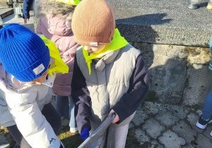 dzieci wrzucają śmieci do worka