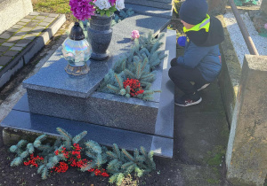 chłopiec robi znak krzyża świętego