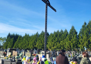 przedszkolaki stoją przy krzyżu