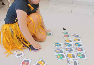 dziewczynka układa napis