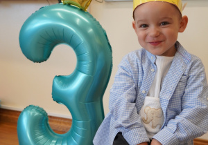 Olek siedzi obok cyfry trzy