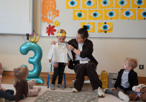 pani przymierza chłopcu koszulę