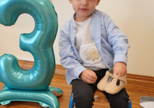 chłopiec trzyma małe buty