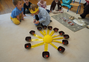 chłopiec rozkłada koraliki