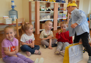 Olek częstuje dzieci cukierkami