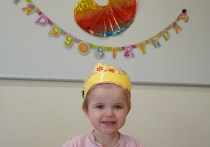 dziewczynka macha ręką