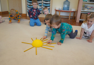 chłopcy układają słoneczko urodzinowe