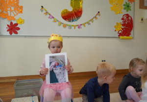 Madzia pokazuje swoje zdjęcie