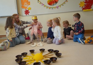 pani przymierza dziewczynce ubranko