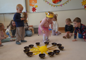 dziewczynka rozkłada koraliki