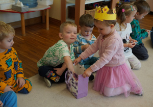 Magda częstuje chłopca cukierkiem