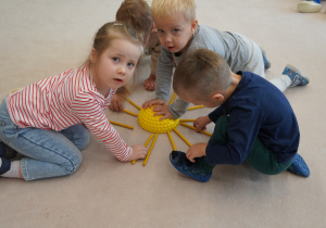 dzieci układają słoneczko urodzinowe