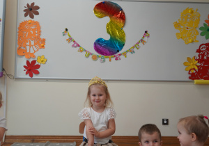 dziewczynka siedzi na krześle