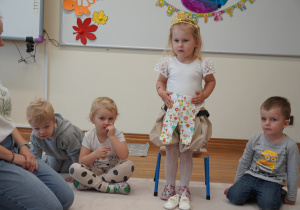 dziewczynka przymierza getry