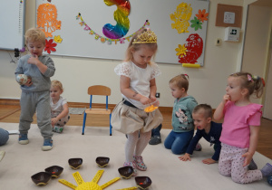 dziewczynka rozkłada koraliki