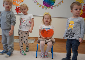 dzieci stoją obok Vanessy