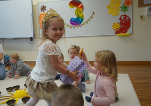 Vanessa częstuje dziewczynkę cukierkami