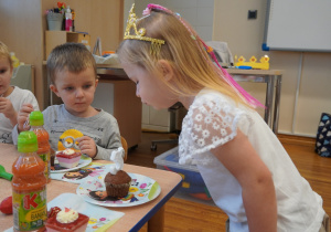 dziewczynka zdmuchuje świeczkę