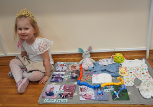 Vanessa siedzi obok swoich pamiątek