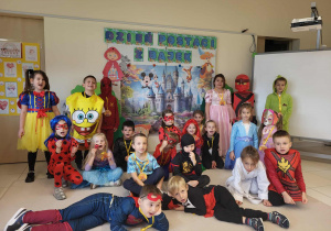 dzieci w bajkowych strojach pozują do zdjęcia