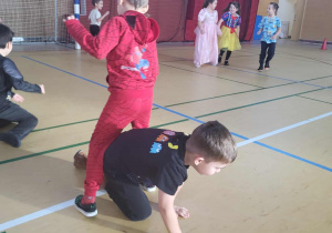 dzieci bawią się w zaczarowanego berka